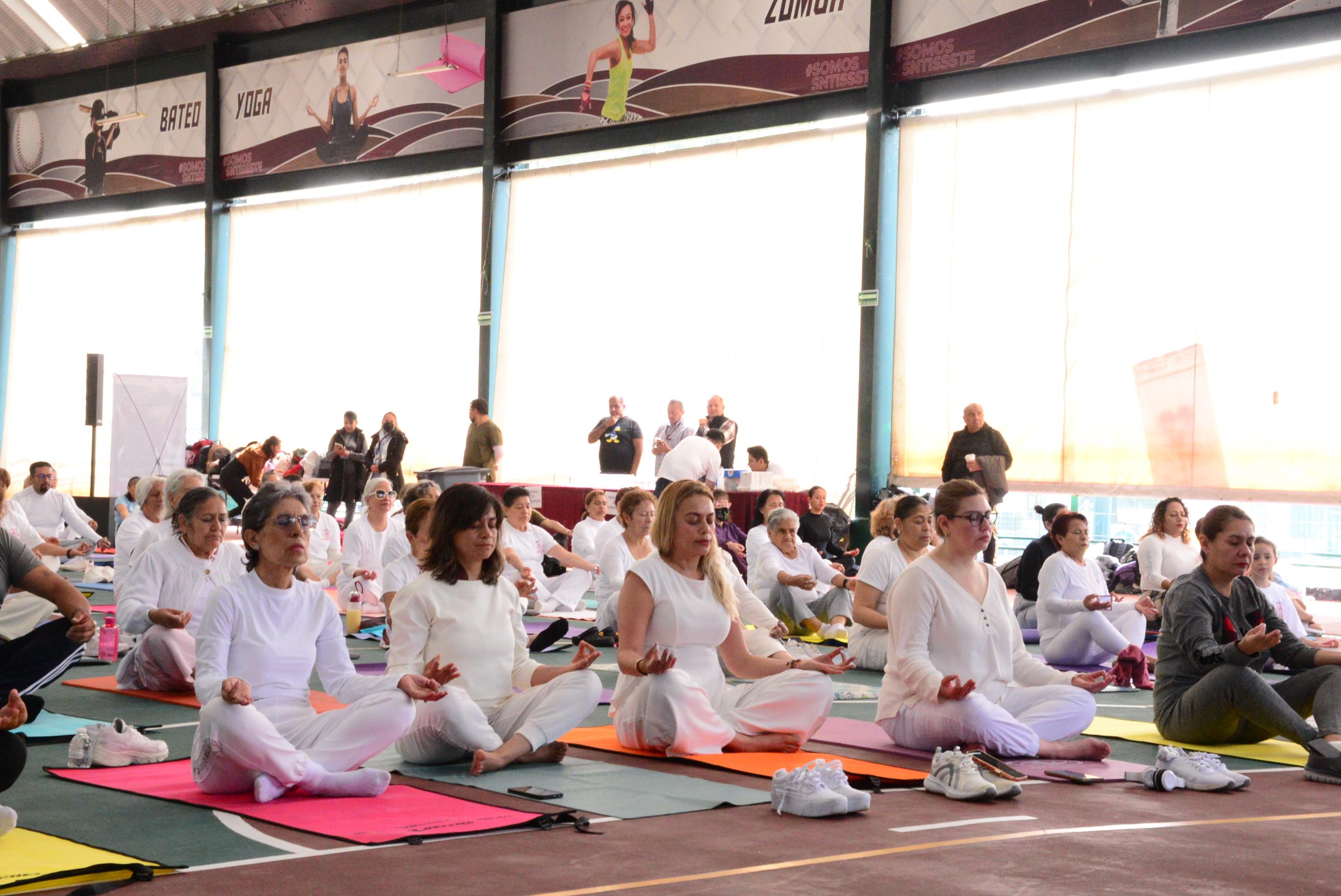 Clase Conmemorativa Por el “Día Internacional Del Yoga”, en el Centro Social, Cultural y Deportivo del SNTISSSTE